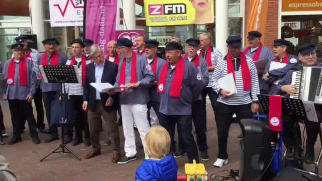 2015 Samen met (oud-) burgemeester Aptroot op 't Oosterheemplein.